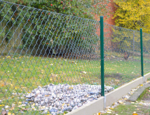 Montáž čtyřhranného pletiva a podhrabových desek – Koryta Montáž čtyřhranného pletiva a podhrabových desek – Koryta